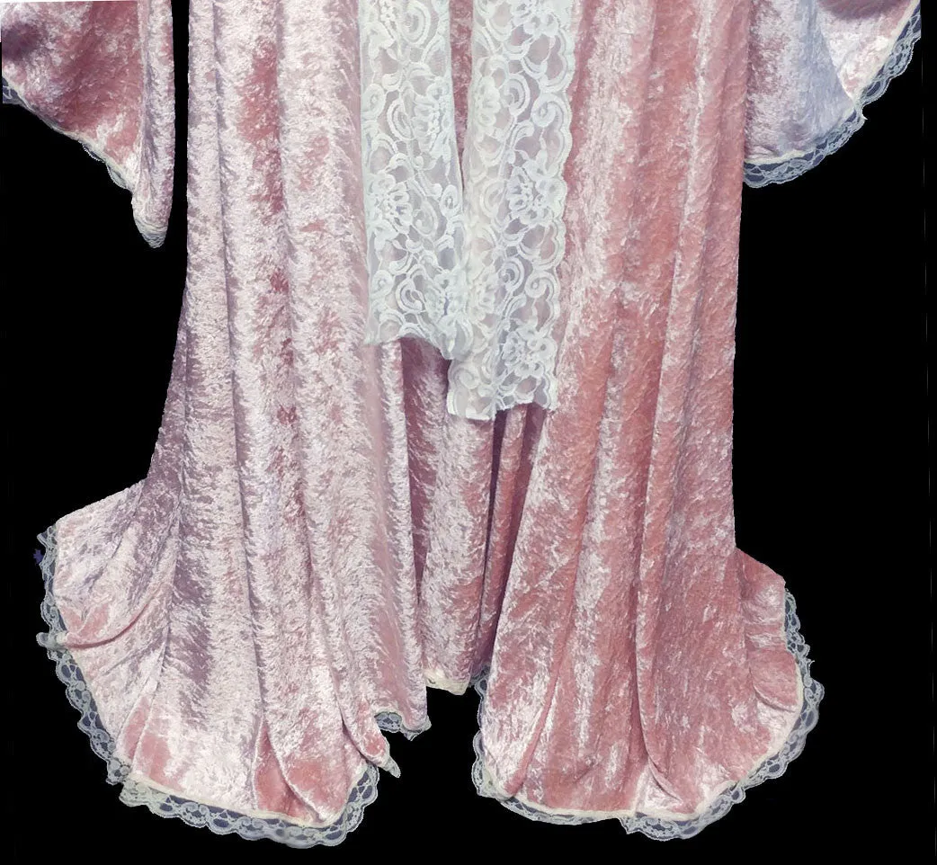 NEW WITH TAG - EXQUISITE VICTORIAN-LOOK PINK PANNE VELVETEEN DRESSING GOWN ROBE ADORNED WITH VENETIAN CHANTILLY LACE WITH GORGEOUS JULIET BELL SLEEVES – SIZE SMALL – WOULD MAKE A FABULOUS GIFT!