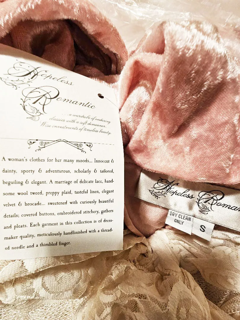 NEW WITH TAG - EXQUISITE VICTORIAN-LOOK PINK PANNE VELVETEEN DRESSING GOWN ROBE ADORNED WITH VENETIAN CHANTILLY LACE WITH GORGEOUS JULIET BELL SLEEVES – SIZE SMALL – WOULD MAKE A FABULOUS GIFT!